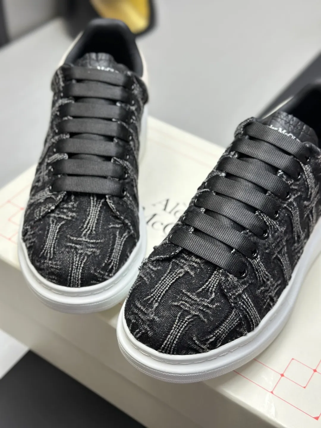 👟👟Ex-factory price 600👟👟 (🥇Top version produced in Dongguan🥇) A new upgrade of the classic McQueen white shoes. This upgrade of McQueen, which has been done for 4 consecutive years, will definitely bring you the most cost-effective ALEXANDER MCQUEEN classic in the market. If you are not confident about the quality of such a classic and world-destroying model, there is really no need to put it on the table🔙.  Purchased original version from HK counter, various demolitions.  All kinds of PKs are welcome💥.  (Anyone who has the original version at the stall is welcome🆚) The thick sole perfectly increases the elongated visual effect. The most perfect proportion of the shoe body is this last shape. The logo font on the rear tail is printed in small fonts. The logo on the foot is made of genuine leather with air-pressed colorless process. We will always update the color with the counter. 🔘Upper: genuine customized environmentally friendly full-grain cowhide 🔘Inner lining: imported mixed sheepskin (the genuine product is also sheepskin, not the cheap cowhide on the market) 🔘Sole: Exclusive molded TPU➕rubber injection molded layered outsole, (purple tail, pink tail, red tail, burgundy tail, rose gold tail sequin series, Velcro men's model needs to be customized, non-returnable) 🔘Code number 34-44 (women's size 34.40 is custom-made).